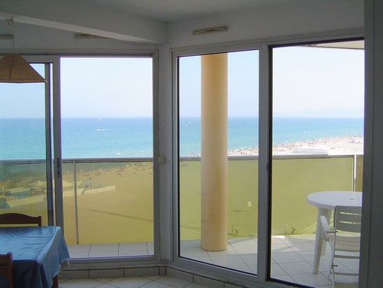 balcon avec vue sur la plage, appartement en location a canet en roussillon